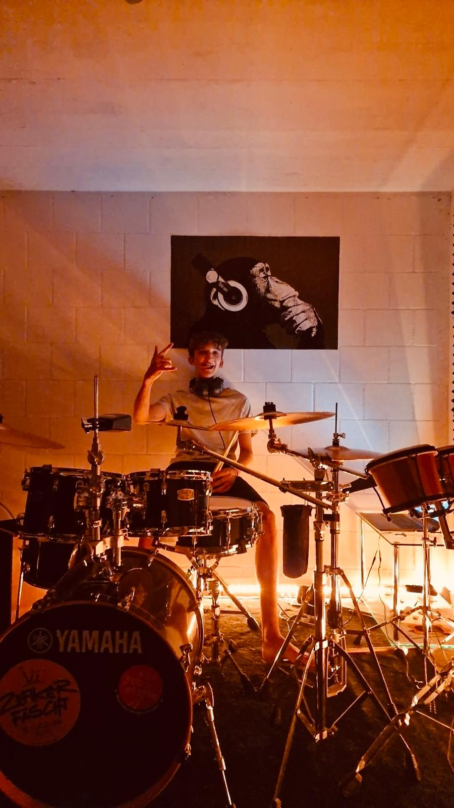 Tobi Weber, Schlagzeuglehrer bei easy-drums, am Yamaha Drumkit im Keller-Studio
